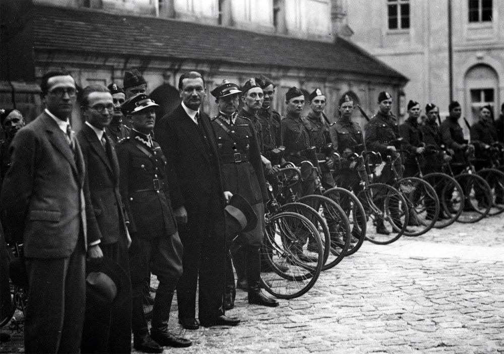Август 1932, эстафетная команда велосипедистов, готовая для участия в гонке легионеров. Фото: audiovis.nac.gov.pl