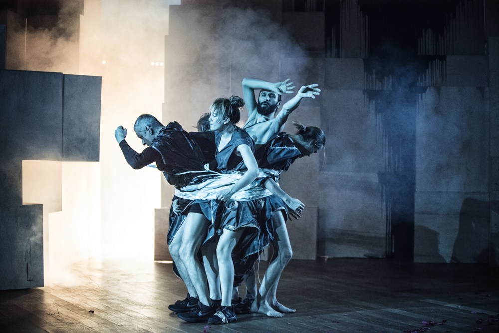 Scena z przedstawienia "Uczta" w reżyserii Krzysztofa Garbaczewskiego, 2018, fot. Magda Hueckel/Nowy Teatr w Warszawie