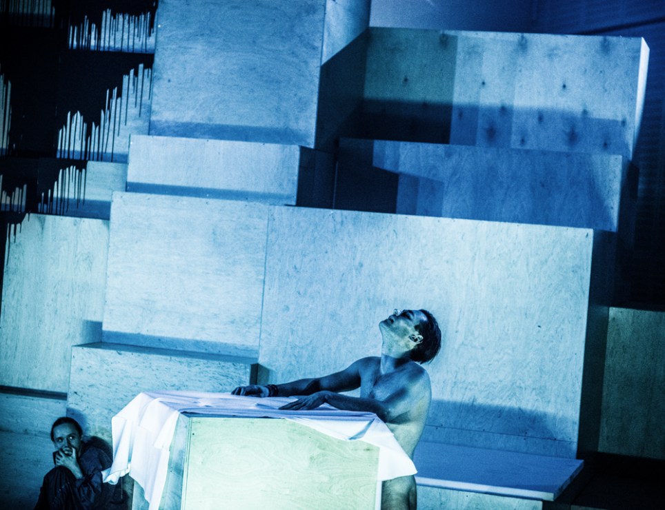 Scena z przedstawienia "Uczta" w reżyserii Krzysztofa Garbaczewskiego, 2018, fot. Magda Hueckel/Nowy Teatr w Warszawie