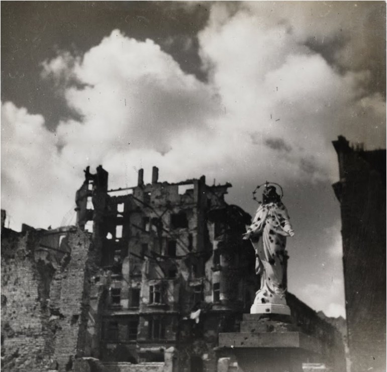 "Matka Boska Warszawska", ulica Górskiego, Warszawa, Polska, 1945/47, fot. Maria Chrząszczowa / Fundacja Archeologia Fotografii