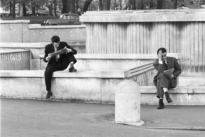 Mężczyźni przy fontannie, Włochy, 1955, fot. Wojciech Zamecznik / Fundacja Archeologia Fotografii