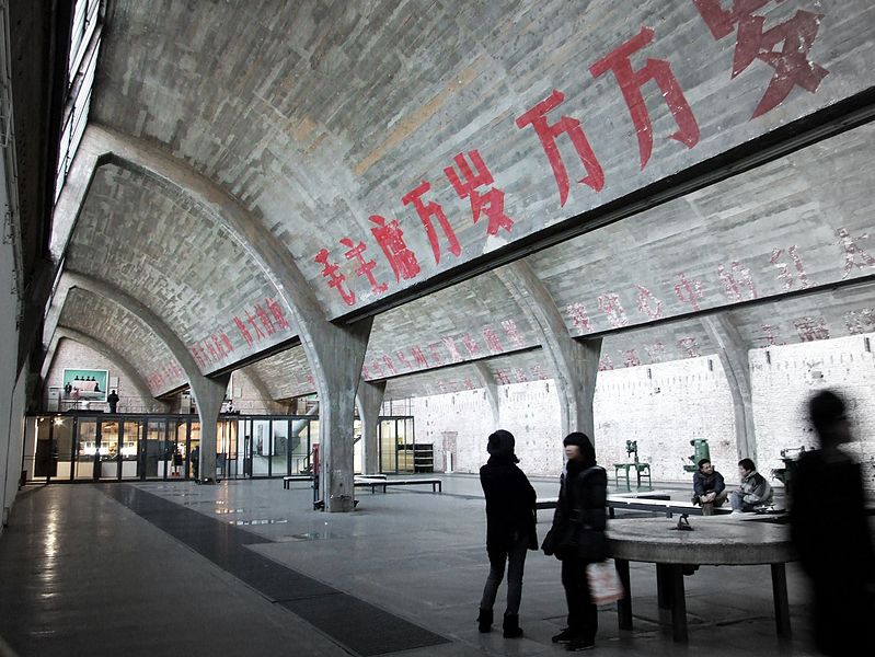 北京798艺术区里的工厂展厅，图源：冯成