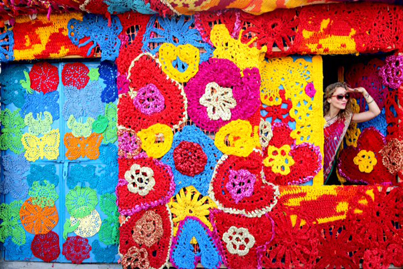 Agata Oleksiak (Olek), A crochet installation on Sarai Kale Khan, New Delhi, 2015 photo: Pranav Mehta/ St+Art India Foundation