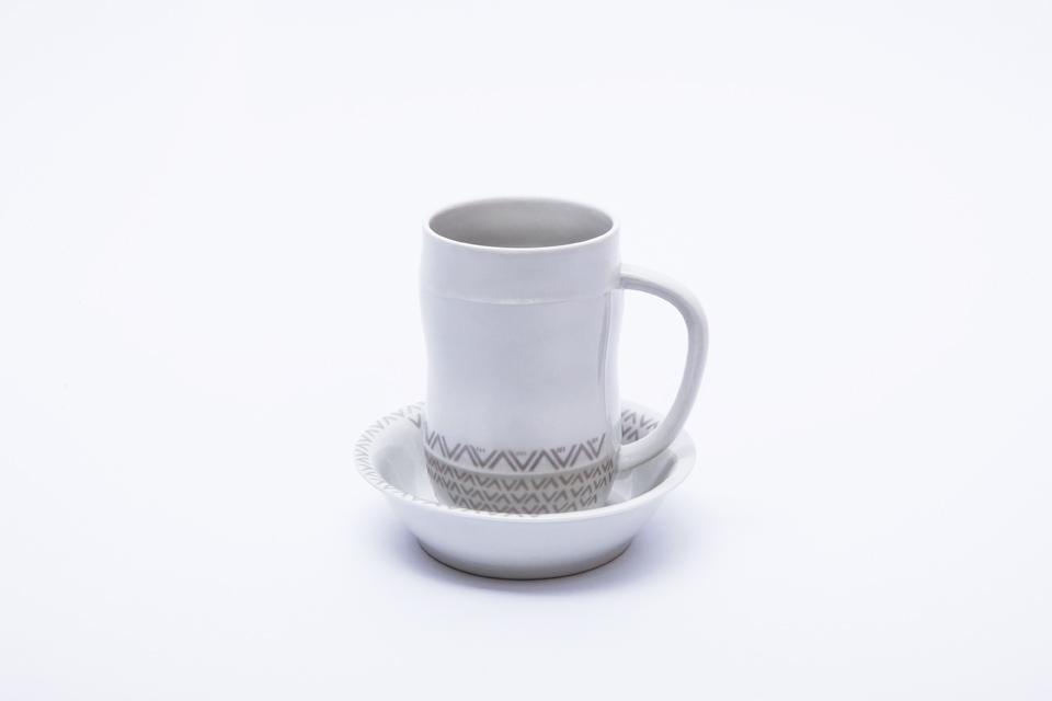 Designed by Bogdan Kosak, this cup from the Tomaszów set is decorated with Roztocze pattern.