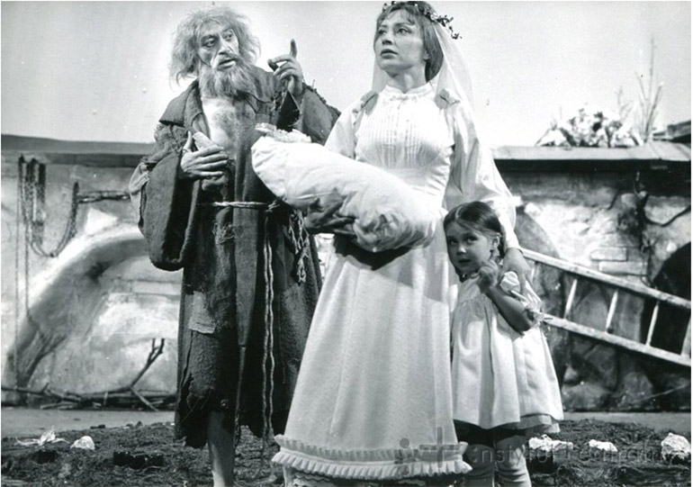 Zdjęcie z przedstawienia "Klątwa" w reżyserii Konrada Świniarskiego, fot. Wojciech Plewiński / źródło: Instytut Teatralny