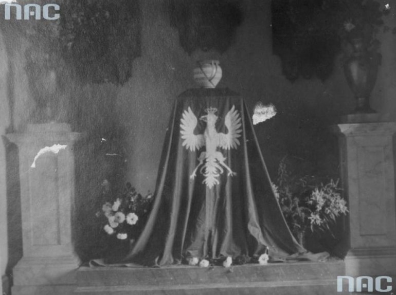 Урна с сердцем Тадеуша Костюшко в Королевском замке в Варшаве, 1927. Источник: Национальный цифровой архив