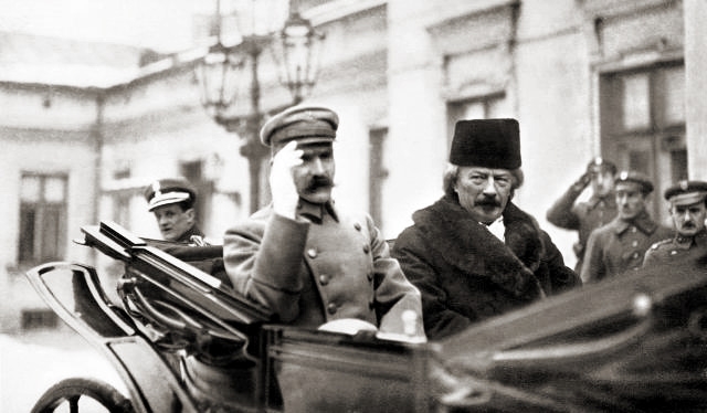 Глава польского государства Юзеф Пилсудский и премьер-министр Польши Игнаций Падеревский прибывают в польский парламент. Фото: общественное достояние